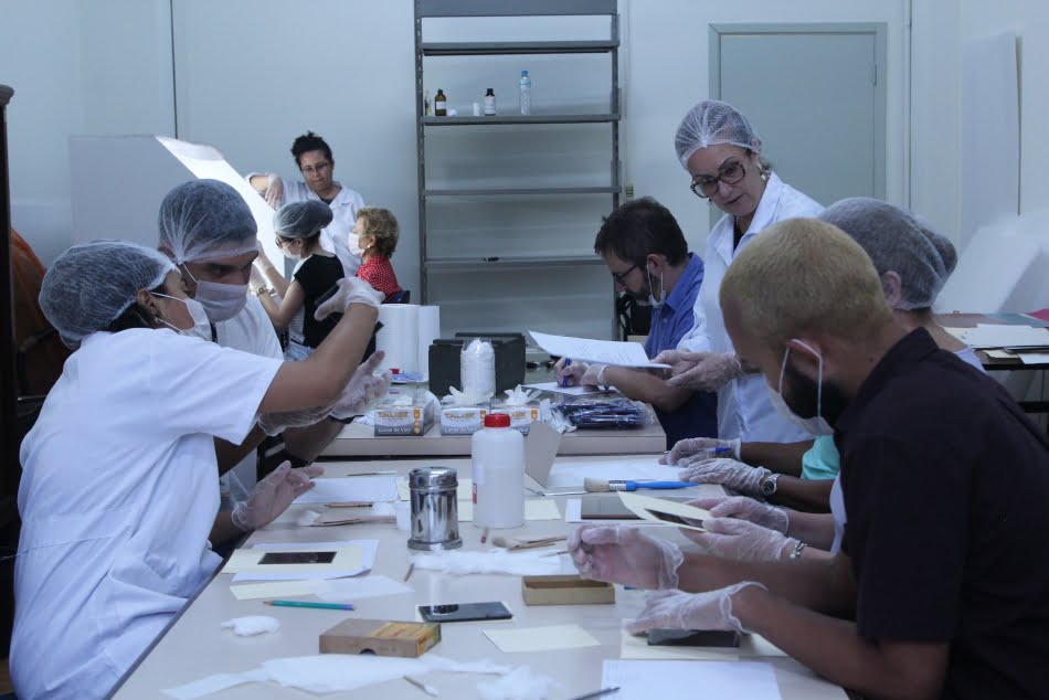 Equipe do IPT recebe treinamento para manutenção do acervo histórico