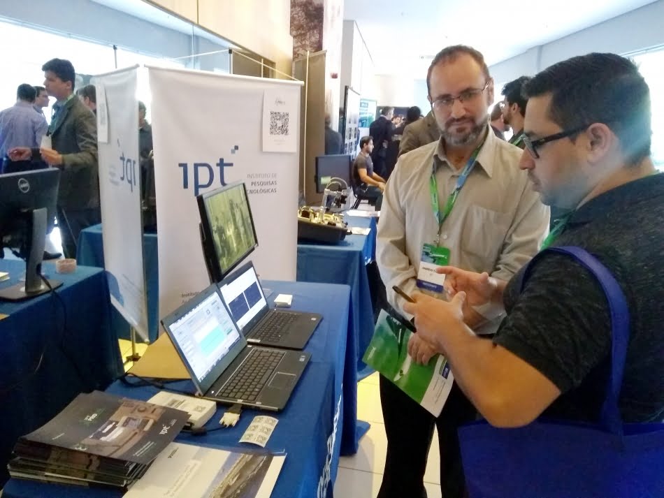 Pesquisador Fabricio Torres (ao centro): apresentação da importância da calibração para sistemas de testes e medição no fórum e divulgação de produtos e serviços foram feitas pelo IPT