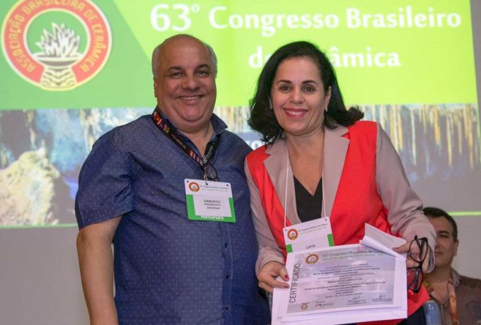 Pesquisadora do IPT recebeu o prêmio das mãos de Antonio Carlos de Camargo, presidente da Associação Brasileira de Cerâmica (Abceram)