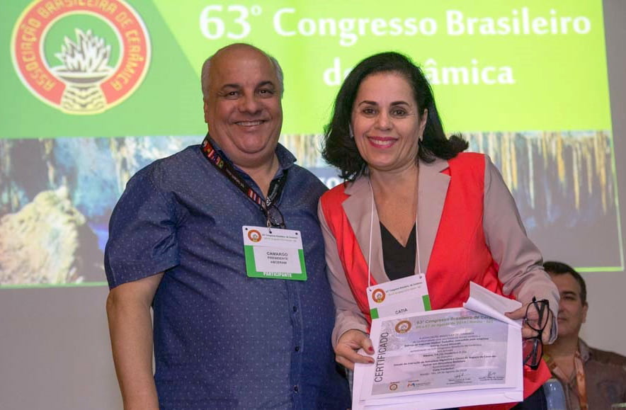 Pesquisadora do IPT recebeu o prêmio das mãos de Antonio Carlos de Camargo, presidente da Associação Brasileira de Cerâmica (Abceram)