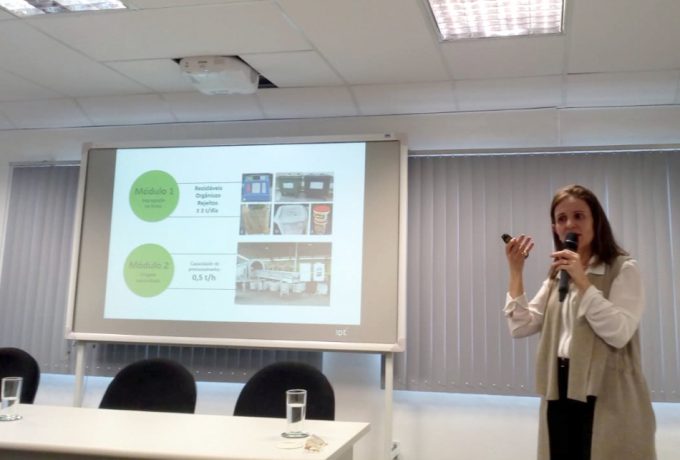 Pesquisadora Claudia Teixeira apresentou planos e tecnologias de gestão de resíduos em workshop
