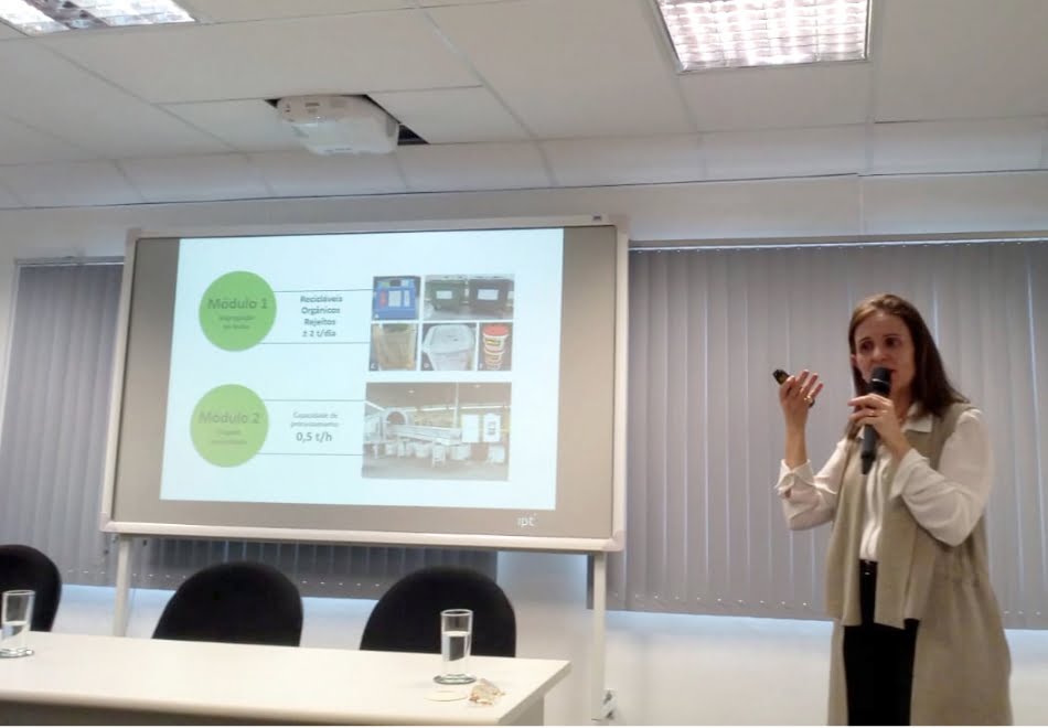 Pesquisadora Claudia Teixeira apresentou planos e tecnologias de gestão de resíduos em <em>workshop</em>” class=”wp-image-42698″ width=”323″/><figcaption class=