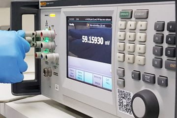 Calibração de medidor de pH sendo executada por meio de aplicação de sinal elétrico