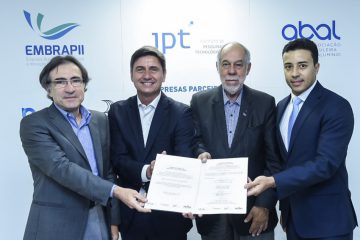 P&D em alumínio 28 Assinatura da parceria contou com a presença de representantes da associação, do IPT e dos governos estadual e federal: da esq. para dir, Tadeu Nardocci (presidente do Conselho Diretor da Abal); Gomes; Guimarães e Souza. Crédito foto: Abal