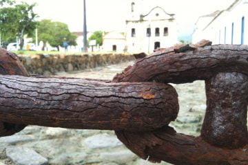 Foto da corrente corroída em frente à Igreja Nossa Senhora das Dores na cidade de Paraty (RJ) é obra da pesquisadora Anna Ramus Moreira