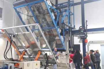 Alunas do programa de formação de agentes sociais da Fundação Gol de Letra em visita ao simulador solar do IPT