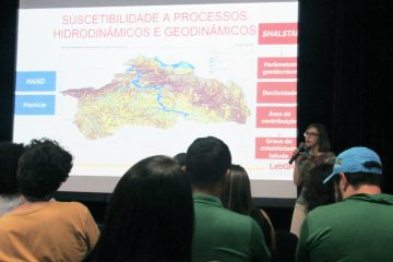 Foco do projeto está na atividades relativas a comunidades que ocupam parte de uma Zona Especial de Interesse Social (ZEIS) na cidade localizada na Região Metropolitana de São Paulo - na foto, a professora Katia Canil em oficina realizada no dia primeiro de novembro. Crédito foto: Lucas Rangel