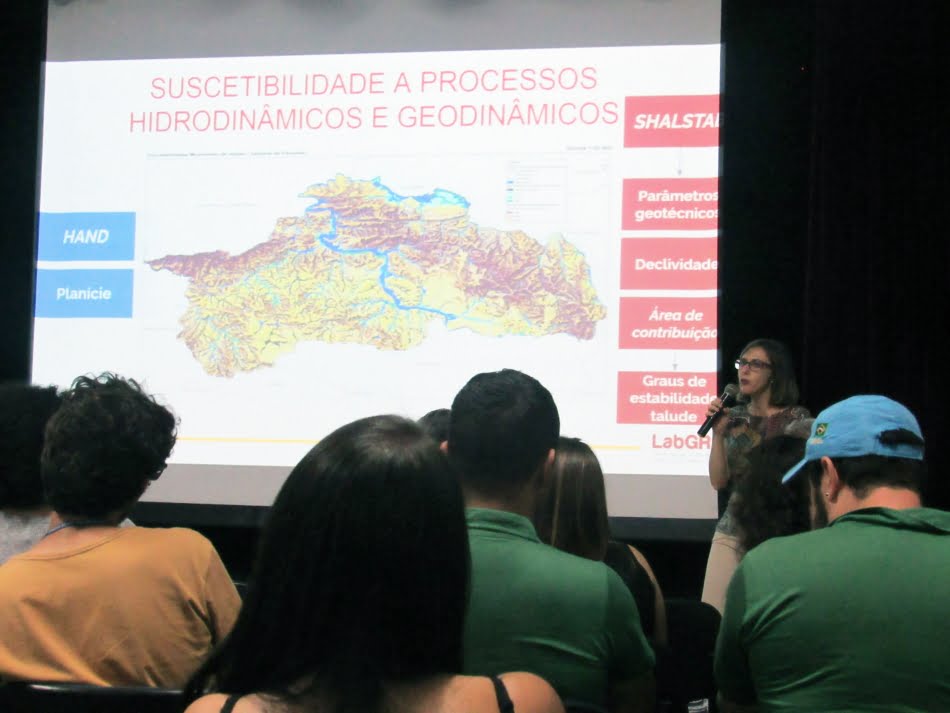 Foco do projeto está na atividades relativas a comunidades que ocupam parte de uma Zona Especial de Interesse Social (ZEIS) na cidade localizada na Região Metropolitana de São Paulo - na foto, a professora Katia Canil em oficina realizada no dia primeiro de novembro. Crédito foto: Lucas Rangel