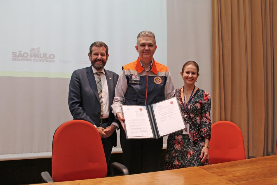 Assinatura do convênio ocorreu no XI Seminário: Estratégias para Redução de Riscos e Desastres a Eventos Geodinâmicos no Estado de São Paulo - da esq. para dir, Marcos Penido, secretário de Infraestrutura e Meio Ambiente do Estado de São Paulo; Walter Nyakas Júnior, secretário-chefe da Casa Militar e coordenador da Defesa Civil do Estado e Claudia Echevenguá Teixeira, diretora do Centro de Tecnologias Geoambientais do IPT. Crédito: Defesa Civil