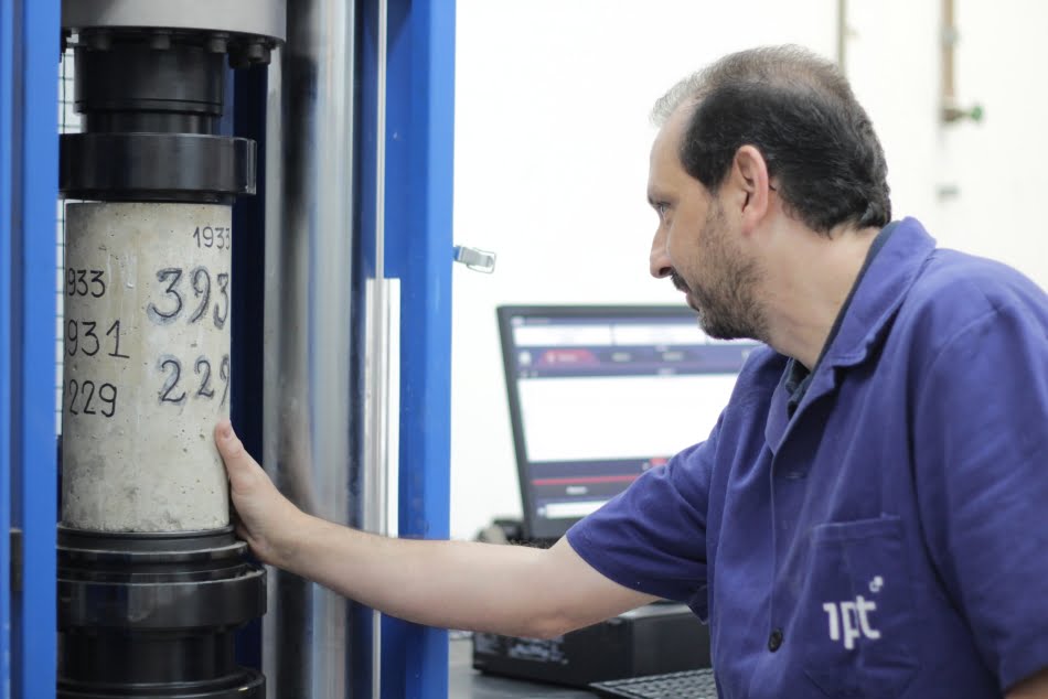 Amostra de concreto de 1933 sendo preparada para ruptura