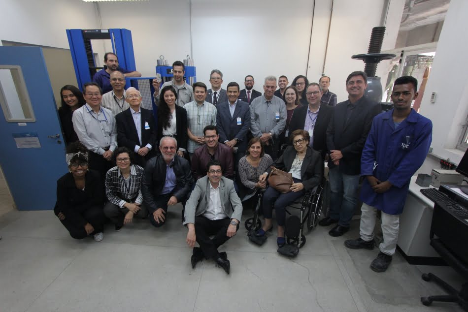Equipe do IPT e convidados ilustres durante evento de rompimento de corpos de prova históricos de concreto