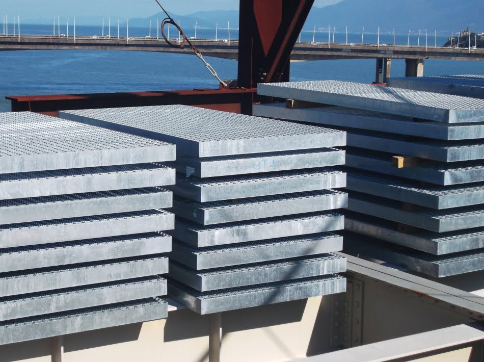 Grades de aço utilizadas no piso da ponte receberam revestimento reforçado de zinco para proteger estruturas contra a corrosão