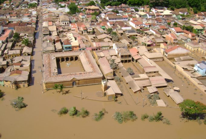 Rio Paraitinga chegou a subir até 11 metros em certas áreas da cidade - na parte central, o Mercado Municipal e residências ao redor mostram a altura a que chegou a água