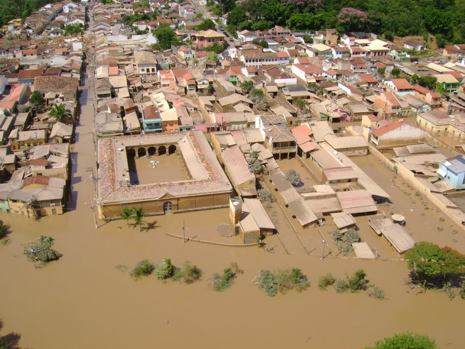 Rio Paraitinga chegou a subir até 11 metros em certas áreas da cidade - na parte central, o Mercado Municipal e residências ao redor mostram a altura a que chegou a água