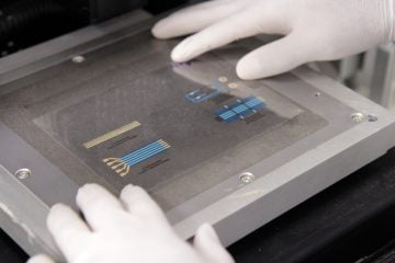 Impressora serigráfica semiautomatizada de alta precisão será usada para o desenvolvimento dos protótipos...