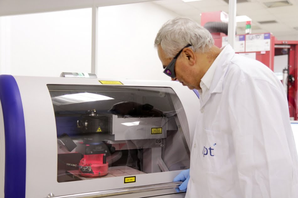 ...e máquina de microusinagem a laser irá realizar os cortes e definir as áreas nos dispositivos a serem projetados.