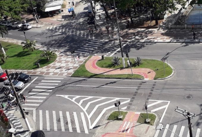 Vias de múltiplo uso, que conciliam a arborização urbana com veículos, pedestres e ciclovias...