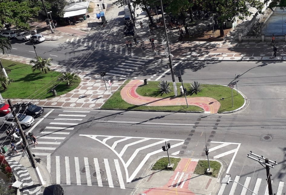 Vias de múltiplo uso, que conciliam a arborização urbana com veículos, pedestres e ciclovias...