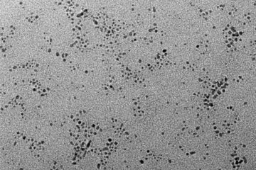 Microscopia eletrônica de transmissão com ampliação de 150 mil vezes de nanopartículas de cobre metálico, revestidas de um agente coloidal orgânico funcionalizado