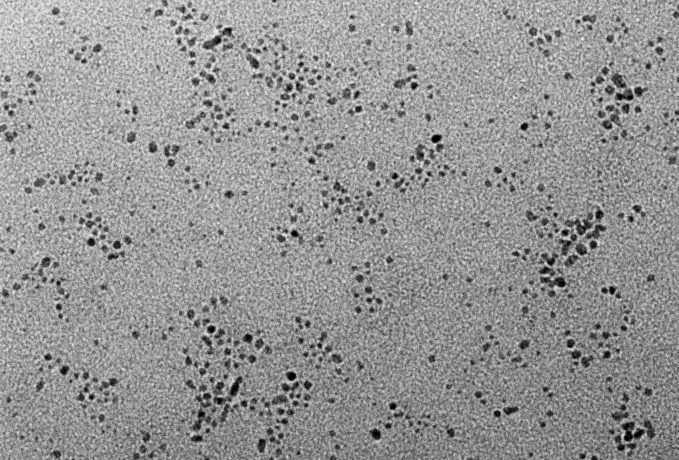Microscopia eletrônica de transmissão com ampliação de 150 mil vezes de nanopartículas de cobre metálico, revestidas de um agente coloidal orgânico funcionalizado