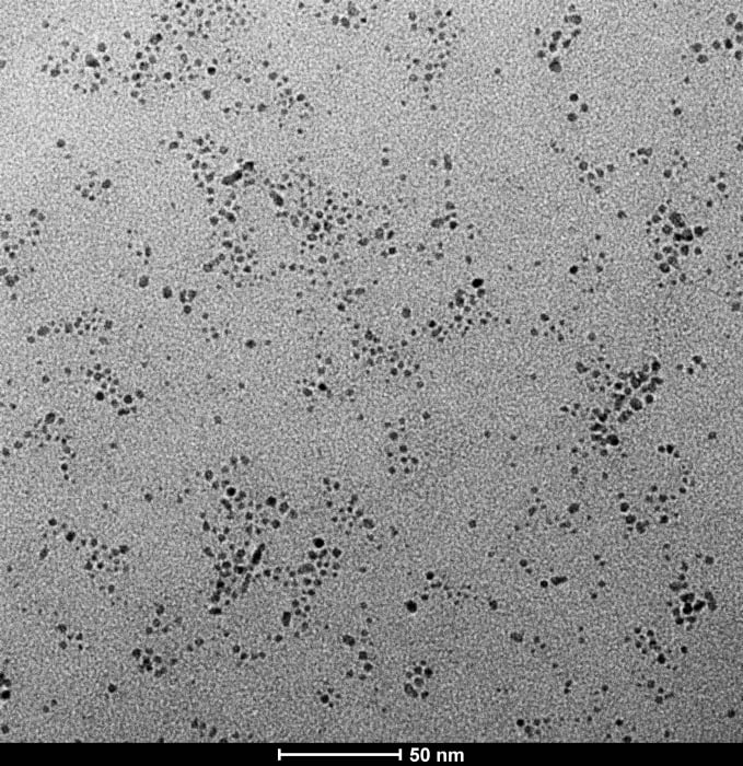 Microscopia eletrônica de transmissão com ampliação de 150 mil vezes de nanopartículas de cobre metálico, revestidas de um agente coloidal orgânico funcionalizado