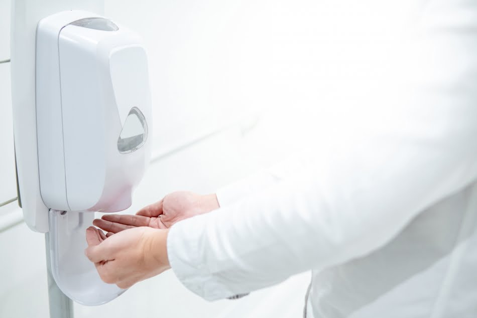 Amostras de álcool gel apresentaram frações mássicas de etanol variando de 53,9% a 65,3%, o que está abaixo da concentração declarada no rótulo e das especificações da Anvisa para as formulações
