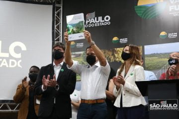 Diretor-presidente do IPT, Jefferson de Oliveira Gomes, esteve presente na cerimônia de entrega do plano de desenvolvimento sustentável, ao lado do governador João Doria e da secretária Patricia Ellen. Crédito foto: Governo do Estado de São Paulo