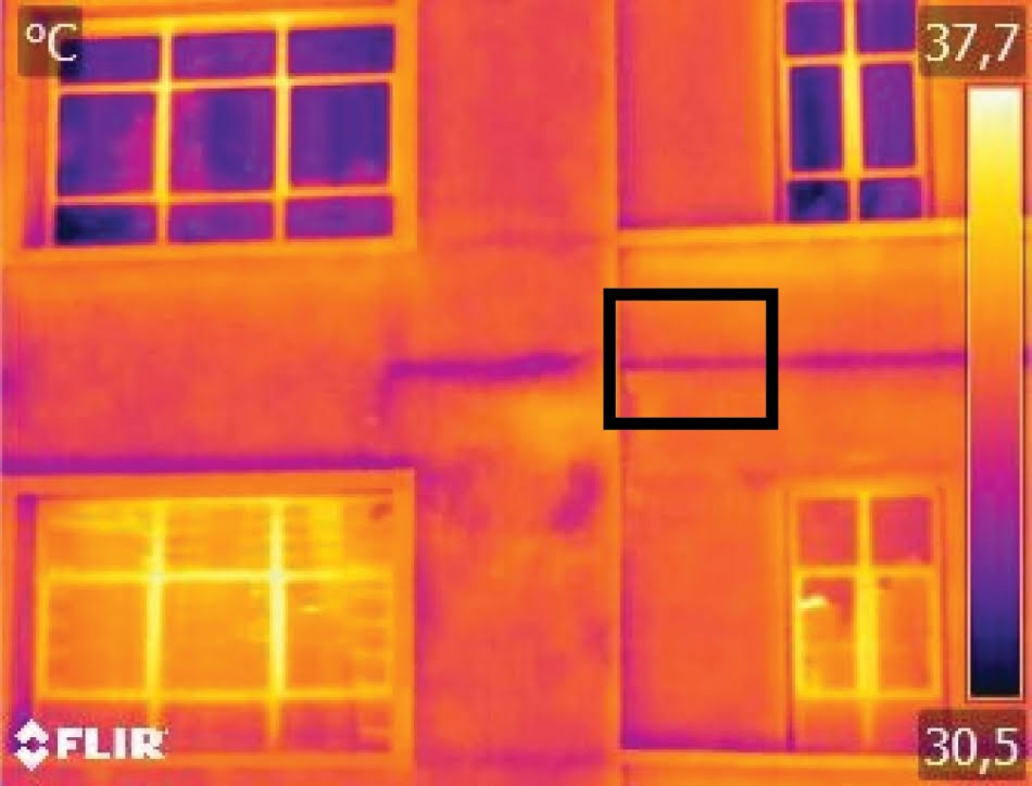 ...e a fissura (novamente delimitada no quadrado) é facilmente evidenciada pela imagem termográfica, formando uma linha horizontal contínua, em roxo, com a parte tratada.