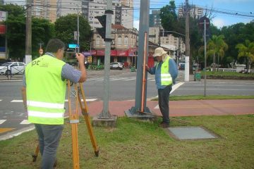 Equipe do IPT fez vistorias ao longo da linha, visando identificar, caracterizar e mapear os diferentes trechos em função da existência de patologias como recalques diferenciais da via, trincas e fissuras. Foto foi tirada no primeiro trimestre de 2020, por isso a equipe do IPT está sem máscaras