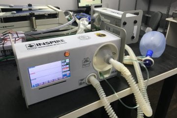 Inspire é um equipamento portátil de suporte respiratório emergencial que atende aos requisitos da Anvisa, para oferecer uma alternativa de baixo custo de tecnologia 100 % nacional, produção rápida e autonomia energética de duas horas para quedas no suprimento.Crédito foto: Escola Politécnica da USP