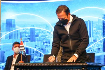 João Doria (à direita) e Jefferson de Oliveira Gomes na cerimônia de lançamento do Programa Cidades Inteligentes. Crédito foto: Governo do Estado de São Paulo