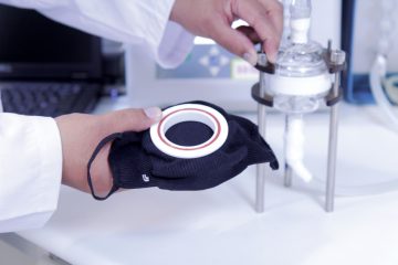 Ensaios executados no IPT foram de eficiência de filtragem de partículas (EFP), de respirabilidade e também uma inspeção visual, que avalia as condições gerais de integridade da máscara e embalagem