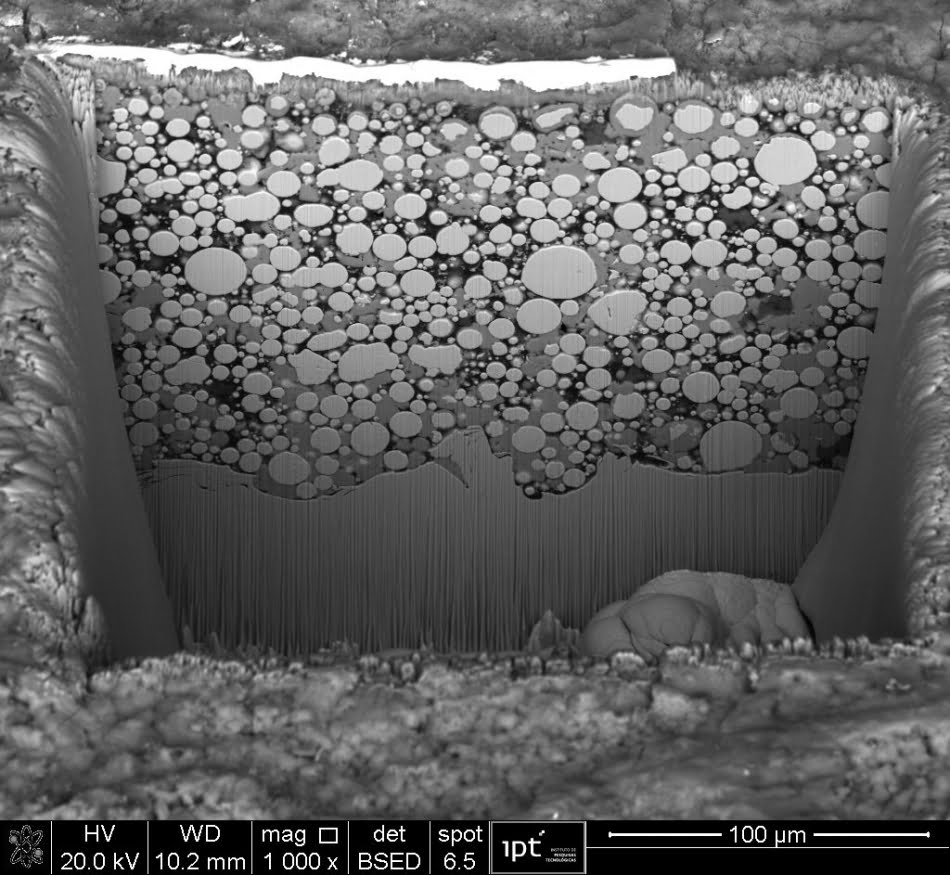 Seção transversal de uma tinta rica em zinco aplicada sobre aço