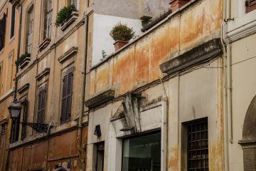 Manifestações patológicas originárias do excesso de umidade no interior das edificações podem ser evitadas, uma vez que estão relacionadas a falhas de projeto, execução e materiais
