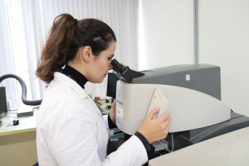 Luciana dos Santos Galvão: "“Caracterização dos MPs é importante porque cada tipo de plástico leva diferentes aditivos na sua composição. Saber a quais tipos de plásticos estamos expostos é extremamente relevante para estimar os impactos à saúde e ao meio ambiente”