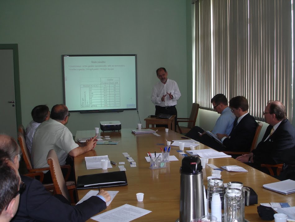 Visita dos finlandeses 1 Fernando Landgraf, diretor de inovação, apresenta projeto de biomassa aos finlandeses