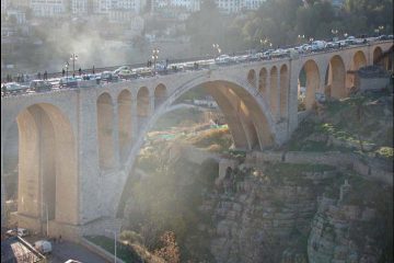 Ponte atravessa o rio Rhumel a 110 metros