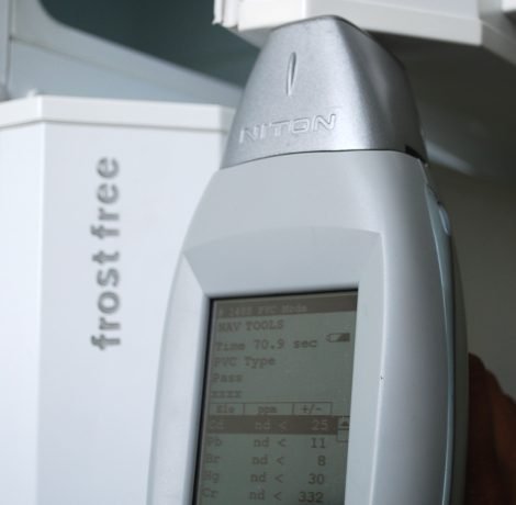 Equipamento portátil verifica nível de substâncias restritivas em componente de uma geladeira