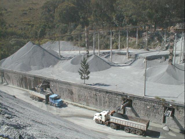Projetos conceituais de mineração e controle da qualidade de processos produtivos 1 Sistema de expedição de brita da Pedreira Holcim em Mairiporã (SP) onde se realiza amostragem para controle estatístico da qualidade do produto