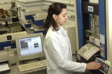 Ensaio de page pull em livro escolar