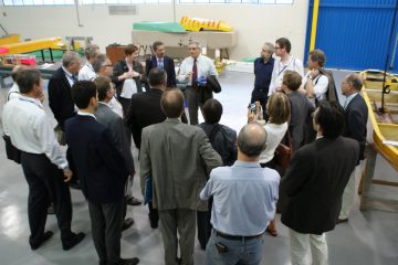 João Fernando (ao centro) apresenta o Centro de Engenharia Naval e Oceânica aos alemães