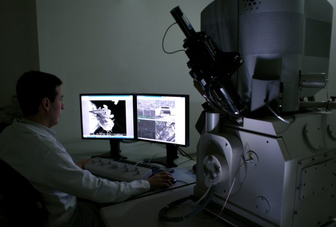 Análise mais detalhada dos materiais é possível no novo microscópio