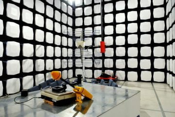 Adequação e ensaios de compatibilidade eletromagnética para equipamentos eletro-eletrônicos 1 Câmara de compatibilidade eletromagnética realiza ensaios em equipamentos eletro-eletrônicos