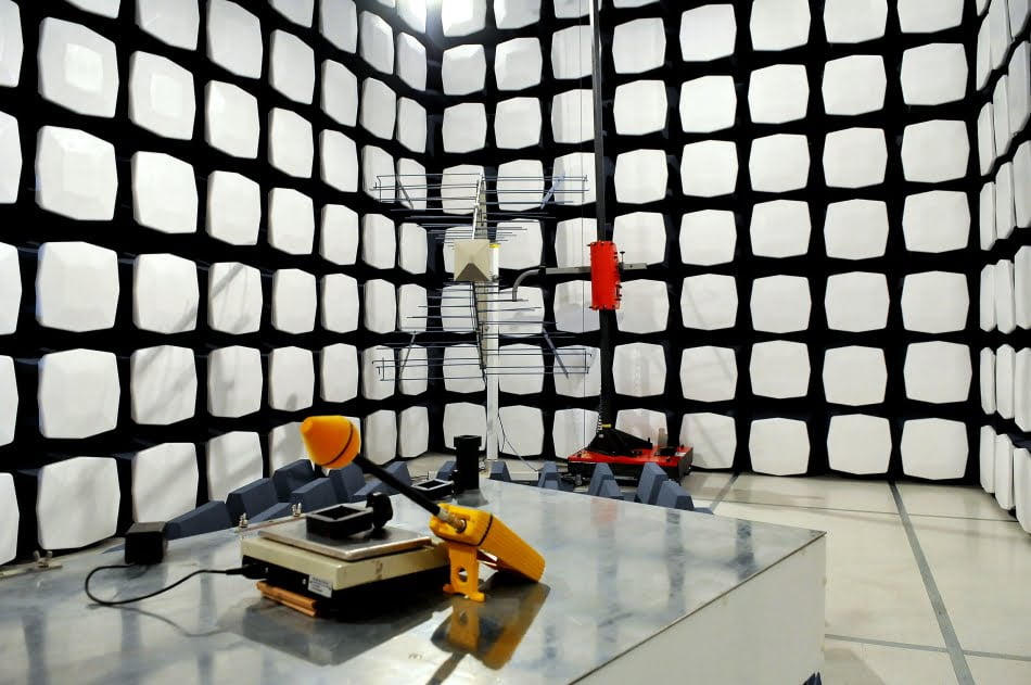 Adequação e ensaios de compatibilidade eletromagnética para equipamentos eletro-eletrônicos 1 Câmara de compatibilidade eletromagnética realiza ensaios em equipamentos eletro-eletrônicos