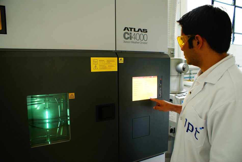 Qualidade contra o envelhecimento 1 Temperatura, umidade e radiação são facilmente fixadas e calibráveis na nova câmara, para avaliação do envelhecimento dos materiais