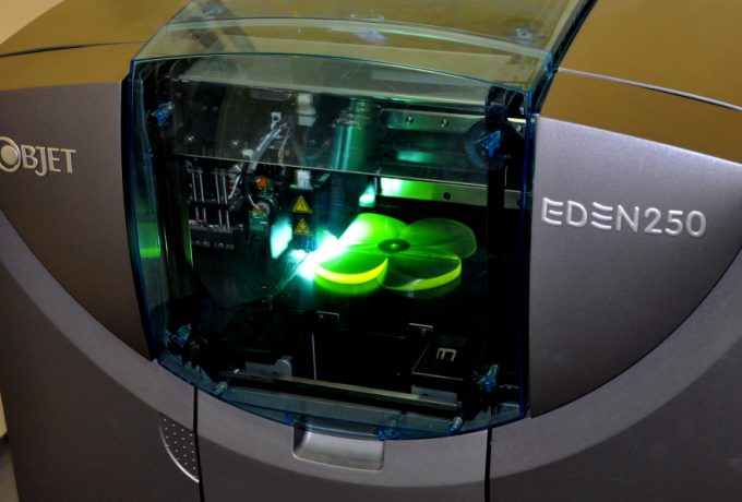 Máquina de prototipagem rápida executa modelo de hélice em resina