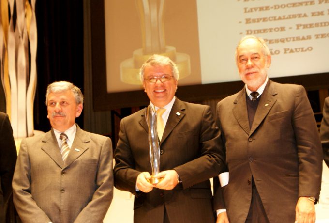 Oliveira, premiado na categoria Ciência Aplicada, recebe troféu FCW, trabalho do artista Nicolas Vlavianos (Atenas)