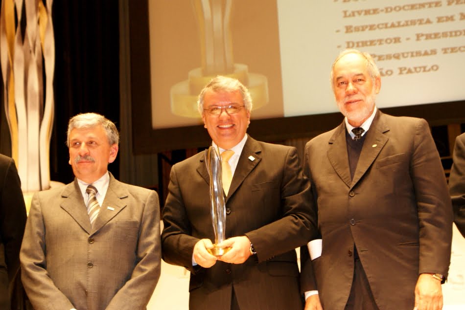 Prêmio Conrado Wessel 1 Oliveira, premiado na categoria Ciência Aplicada, recebe troféu FCW, trabalho do artista Nicolas Vlavianos (Atenas)