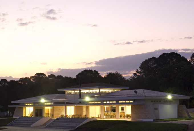 Sede do Clube Paranaense de Tiro Esportivo, construída com uma estrutura sanduíche de lâminas em plástico reforçado com fibra de vidro