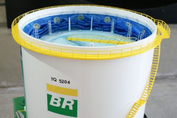 Sistema de vedação dos tetos flutuantes dos tanques de armazenagem de combustíveis é construído com uma membrana têxtil (em azul, na maquete)